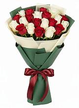 Букет Микс из красных и белых роз в Замостье