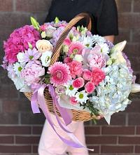 Композиция солнечный день в Замостье Цветочная композиция из Розы, Хризантемы, Пионы и Лизиантусы в корзине в Замостье