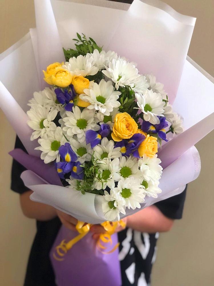 Букет цветов из: Ирисы, Хризантемы и Розы в Замостье