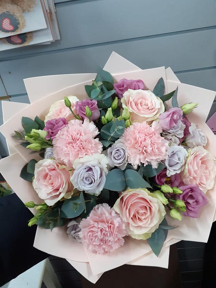 Букет цветов из: Розы, Гвоздики и Лизиантусы в Замостье